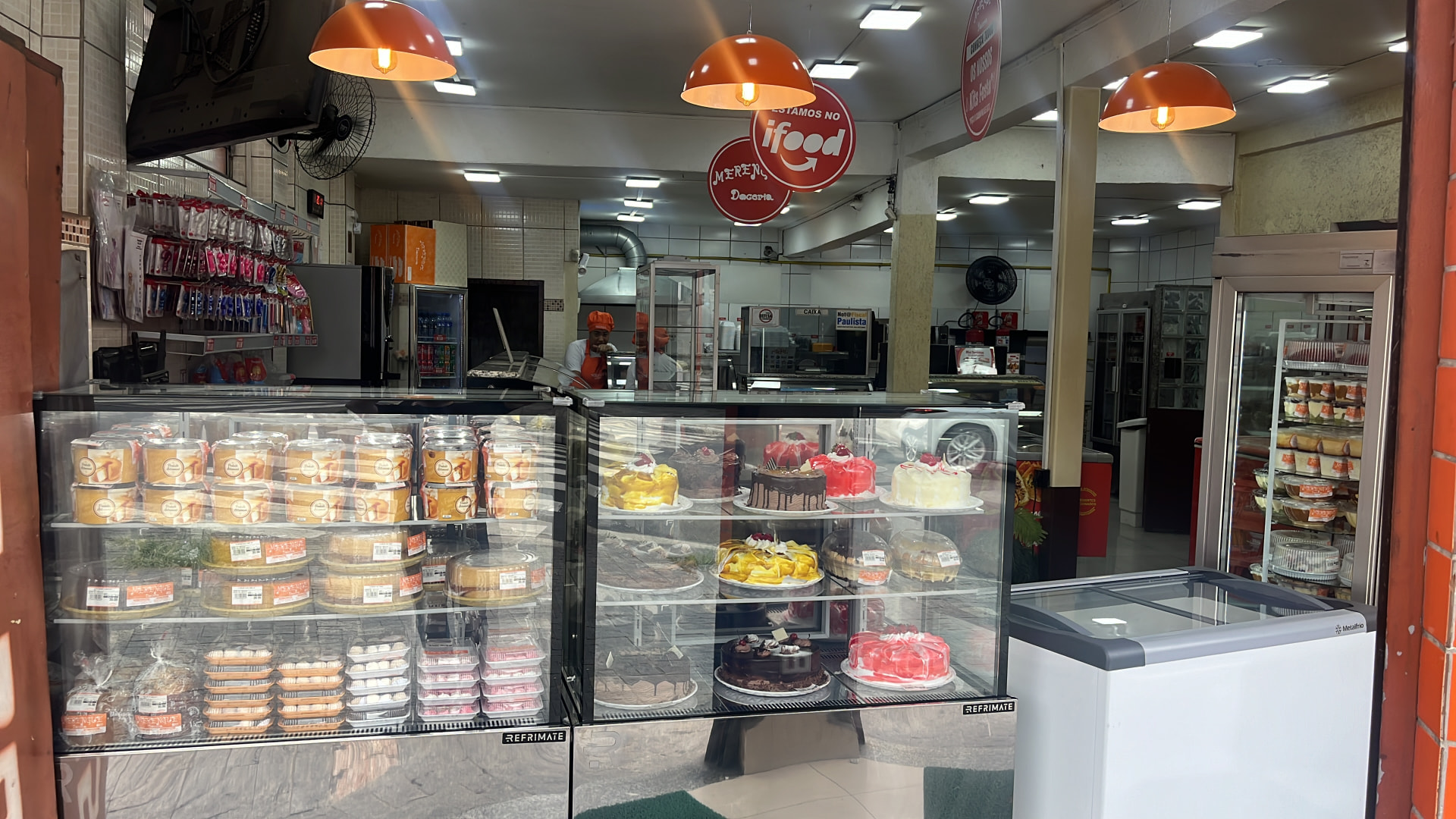Interior da Merengue Doceria com vitrine de produtos