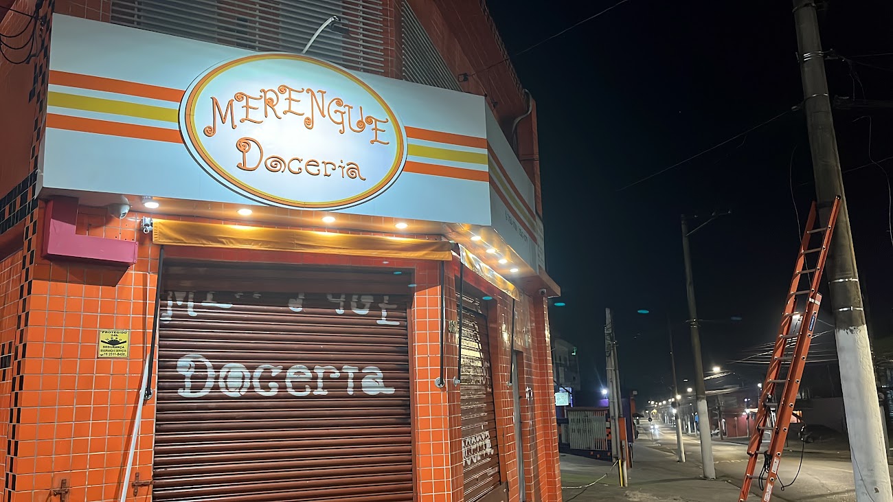 Letreiro da Merengue Doceria à noite